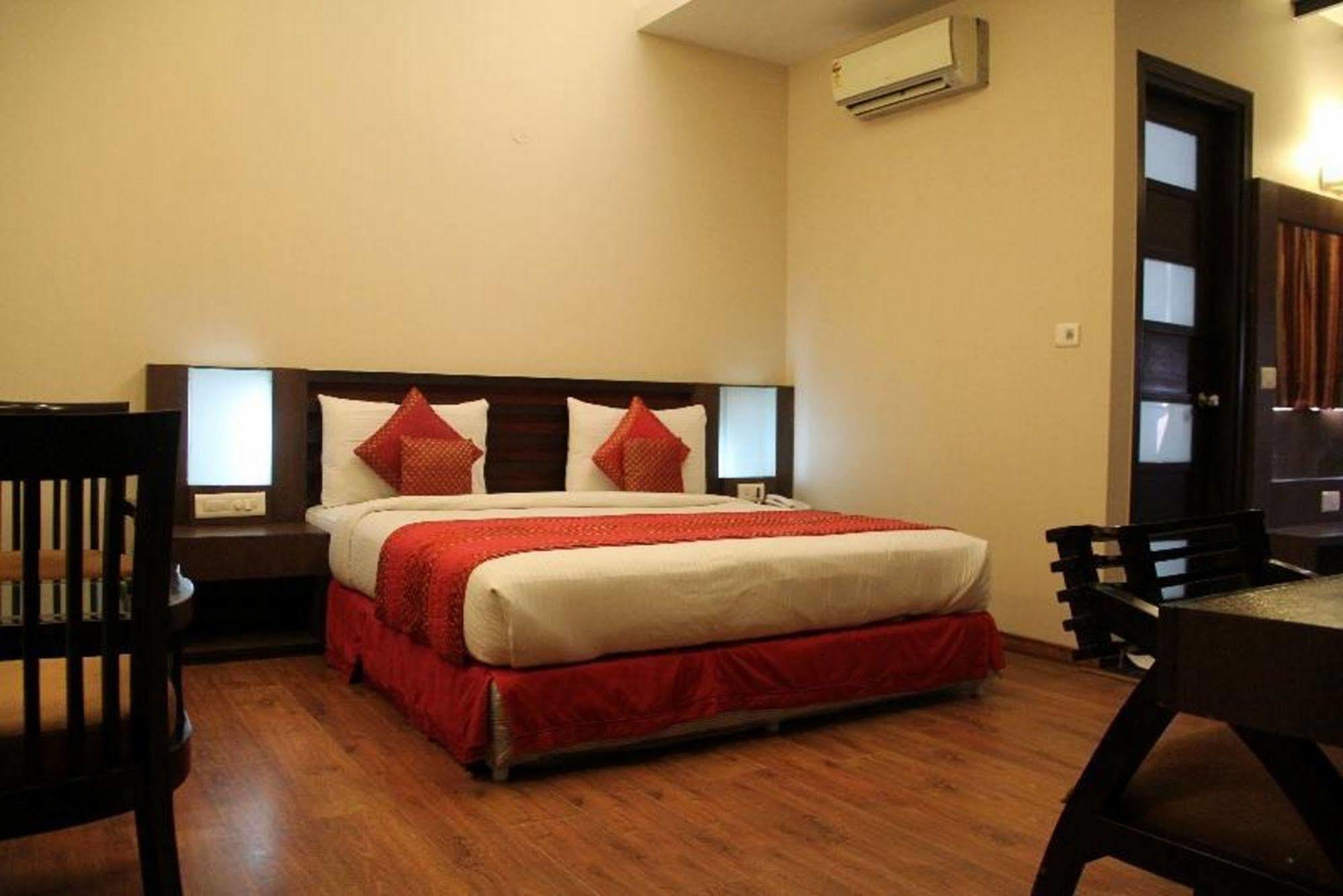 Treebo Premium Relax Inn Patel Nagar New Delhi Eksteriør billede