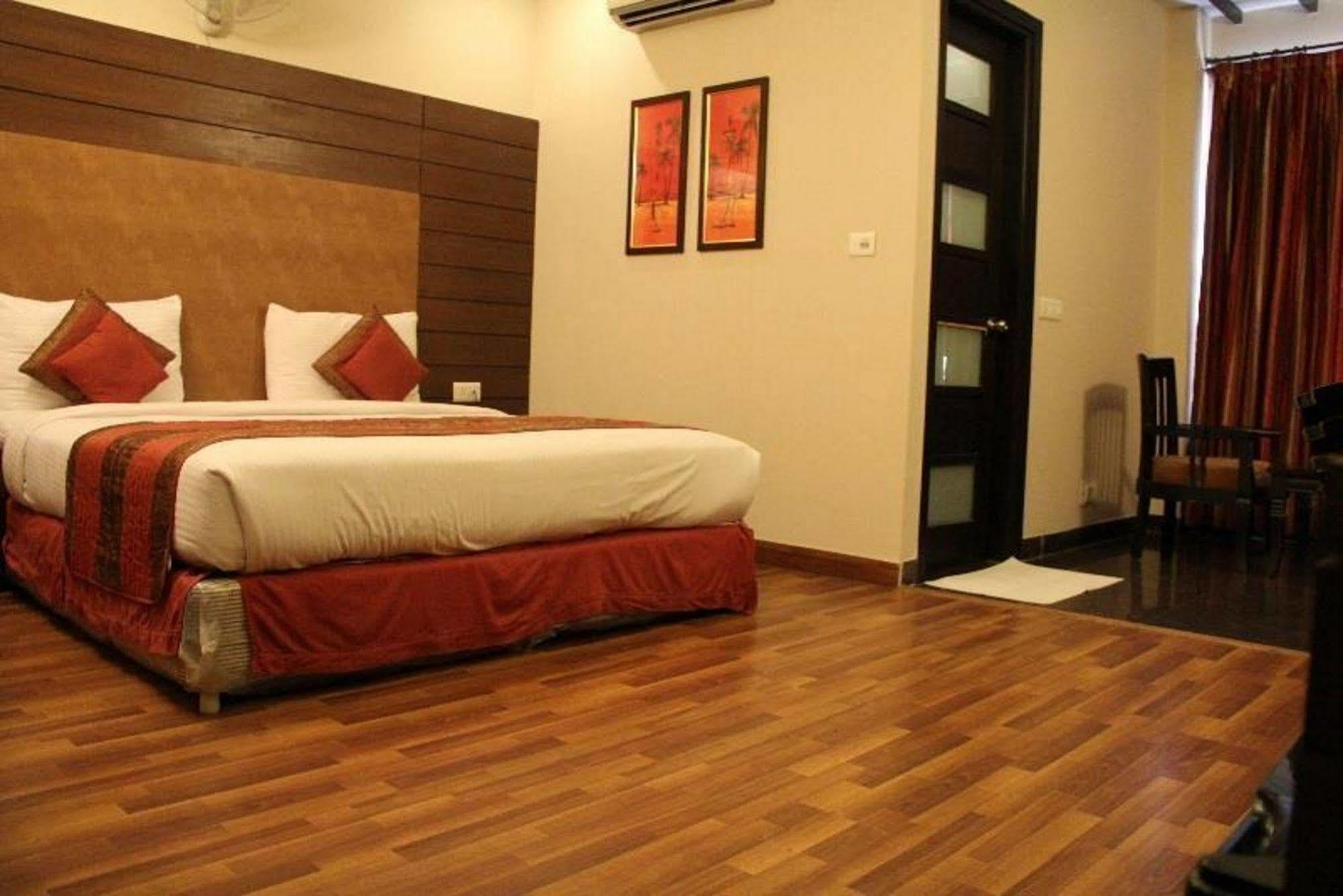 Treebo Premium Relax Inn Patel Nagar New Delhi Eksteriør billede